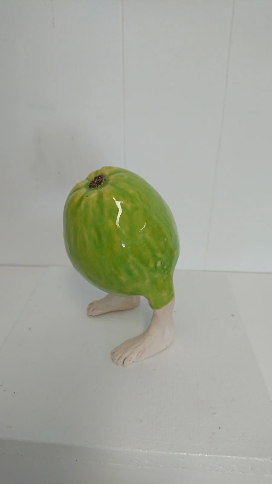 Skulptur Äpple på fötter av Magnus Lundberg