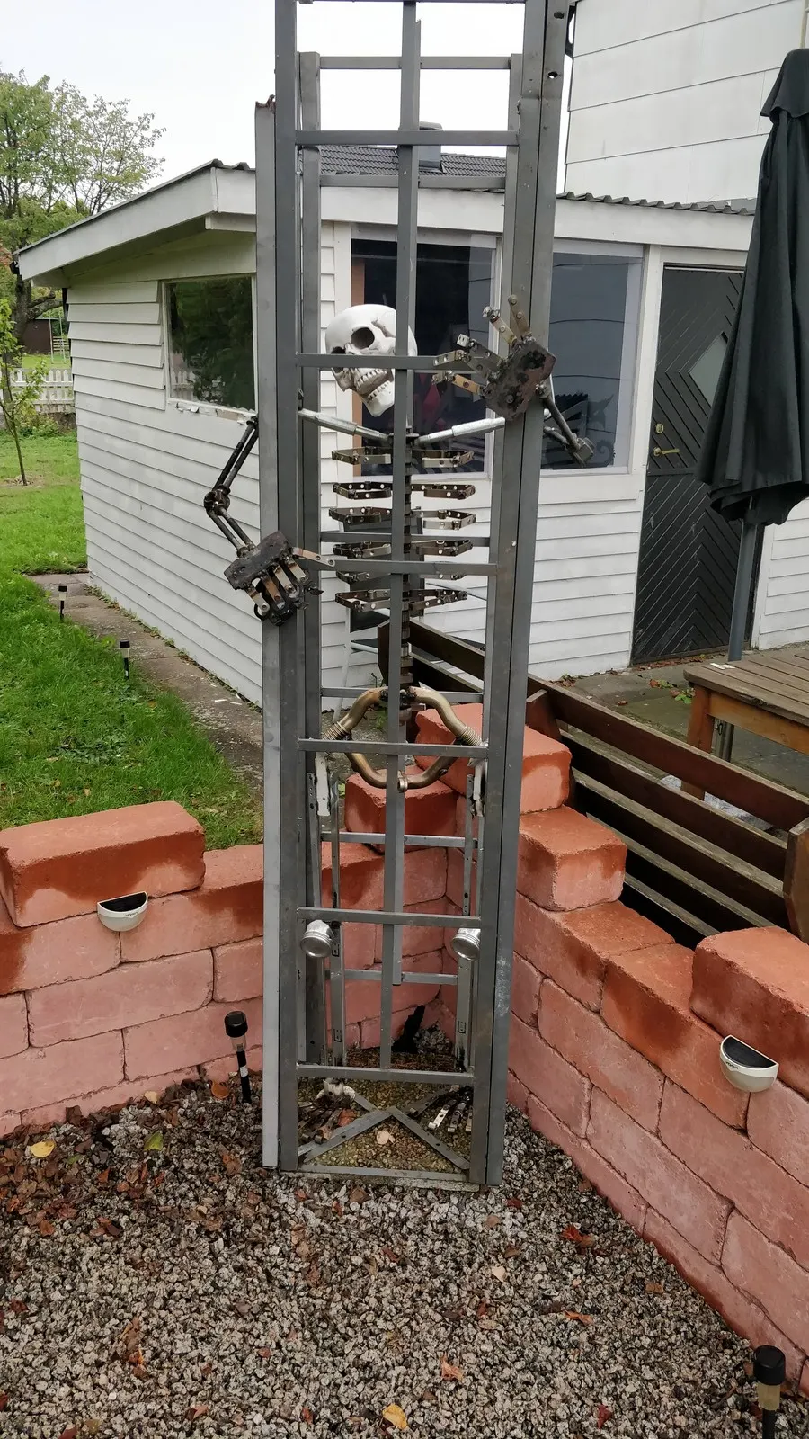 Skulptur Skelett i bur av Daniel Albinsson