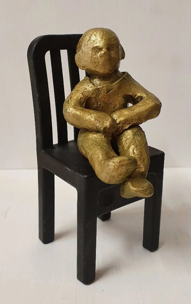 Skulptur På stolen 6 av Meith Fagerqvist