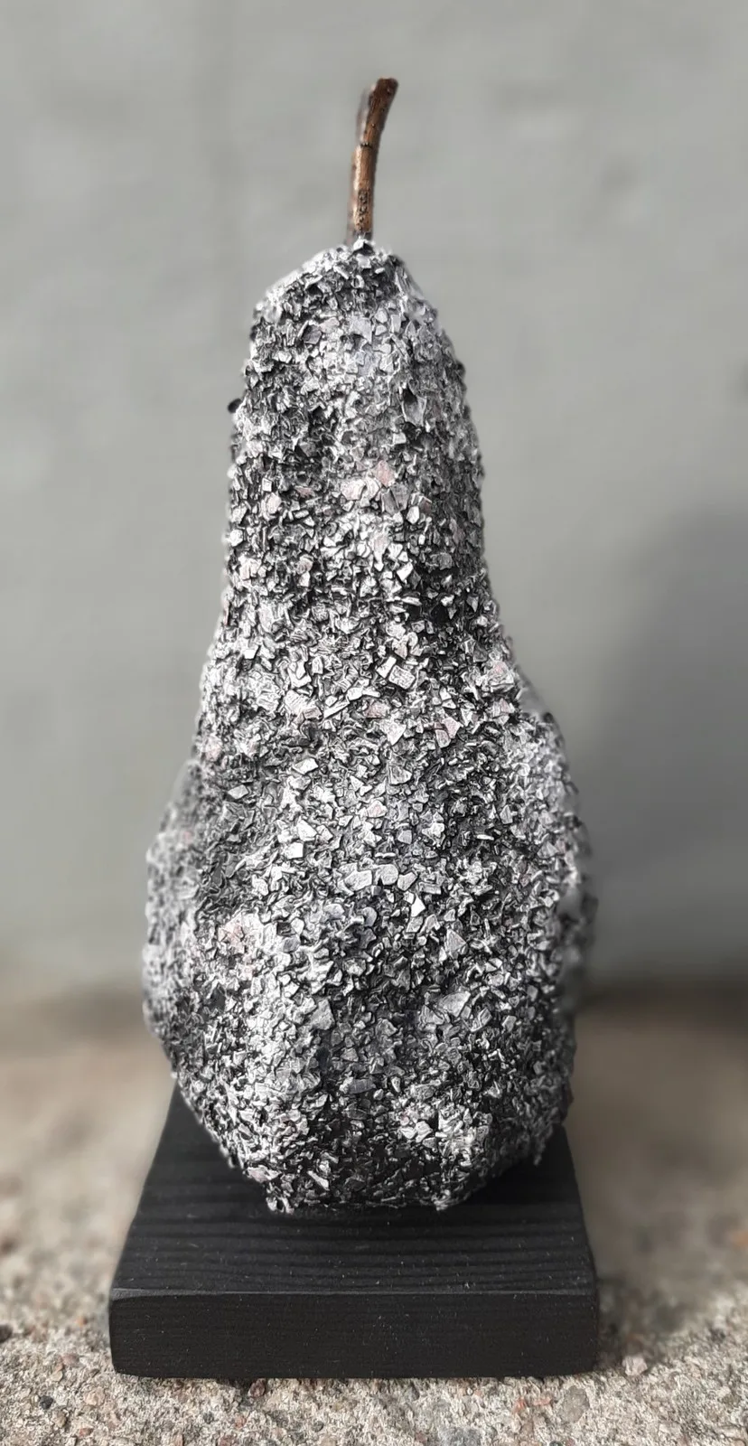 Skulptur Päron, svart-vit av Helena Andreasson