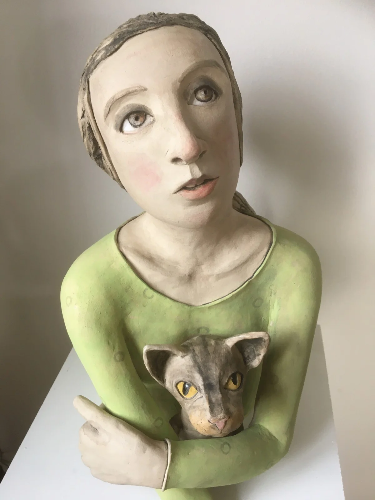 Skulptur Flicka med katt av Marianne Karlsson