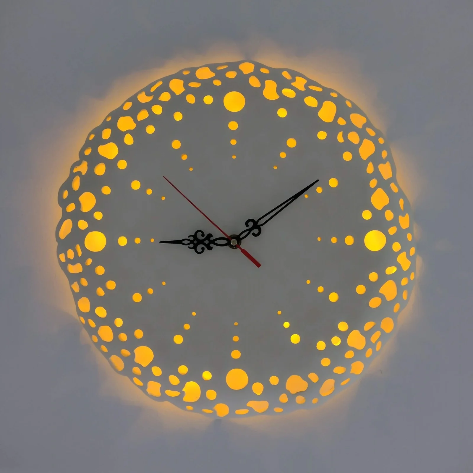 Väggklocka "Lace of time" av Maja Marosi Pezo