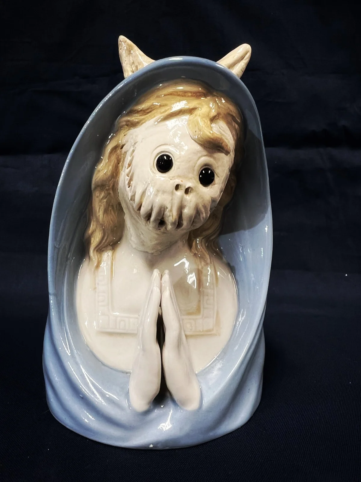 Skulptur Holy Moly av Ola Art