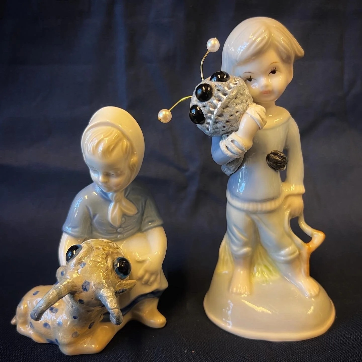 Skulptur Our monster friends av Ola Art