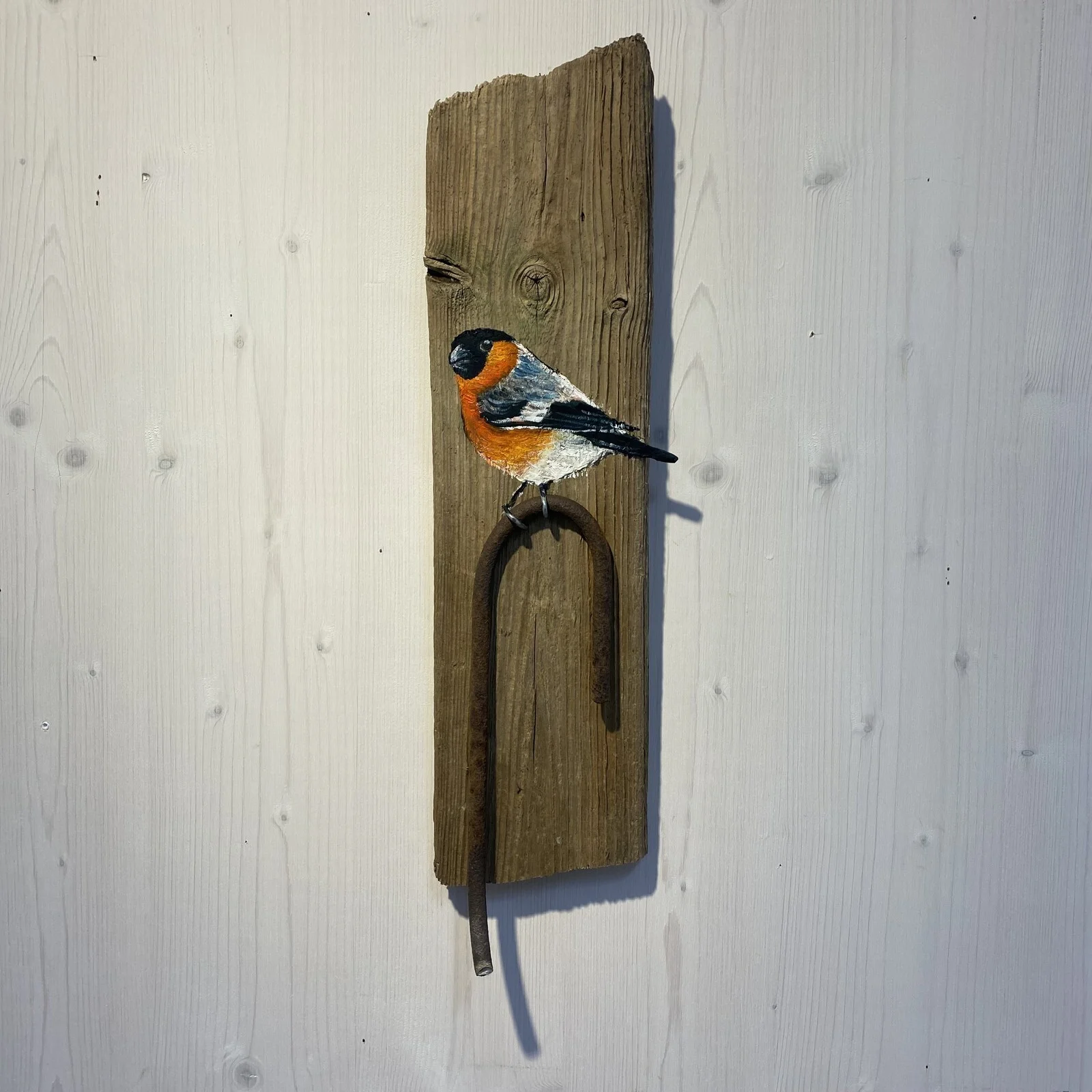 Oljemålning Domherre på drivved av Magnus Larsson