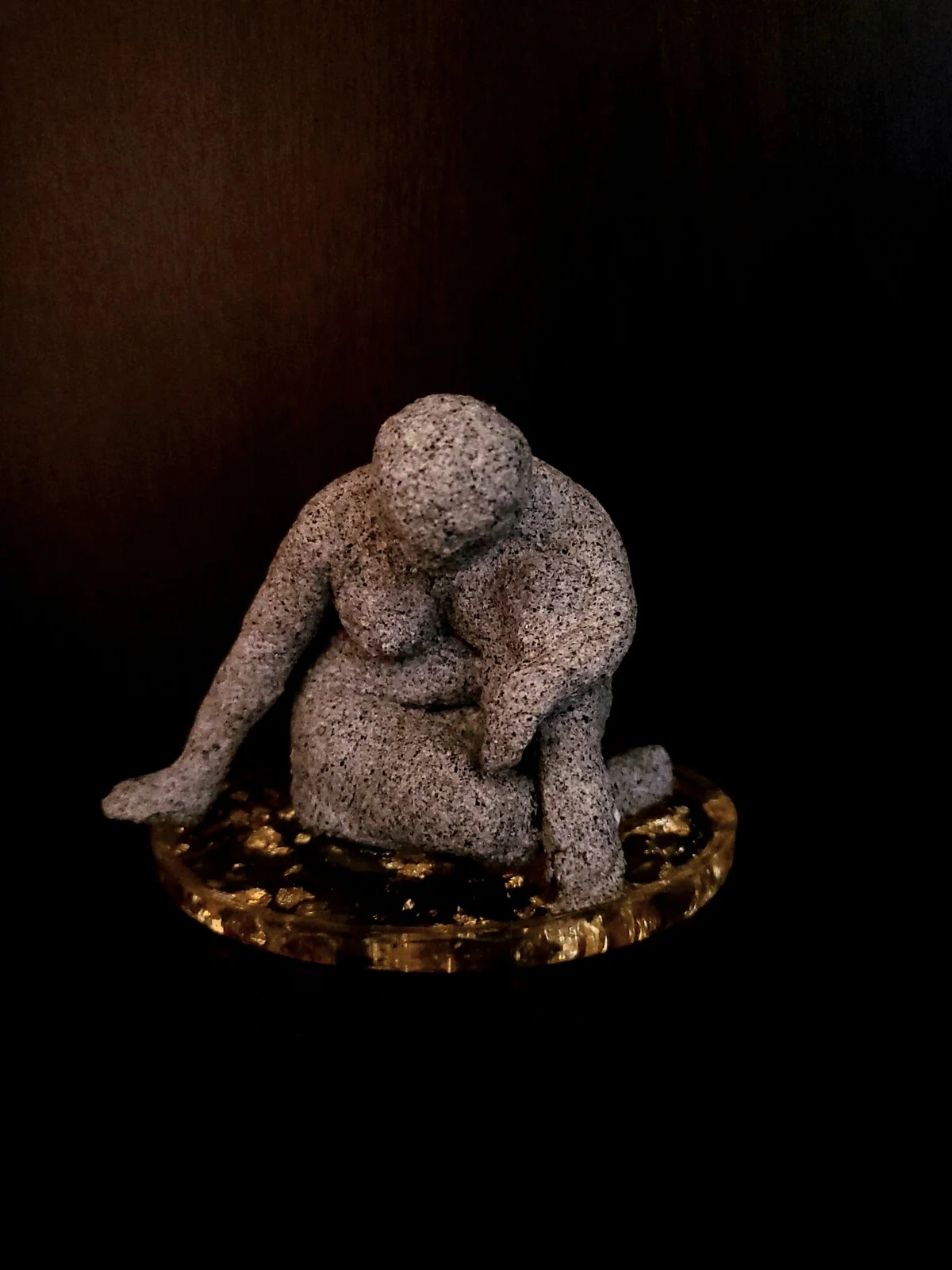 Skulptur Ur serien "Trapped" av Rebecca Swenning