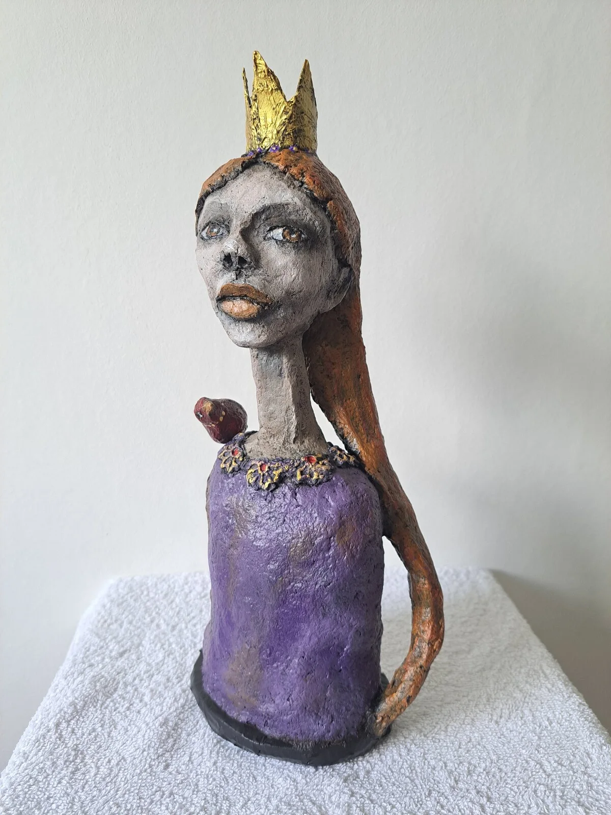 Skulptur Flicka med fågel av Helena Andreasson