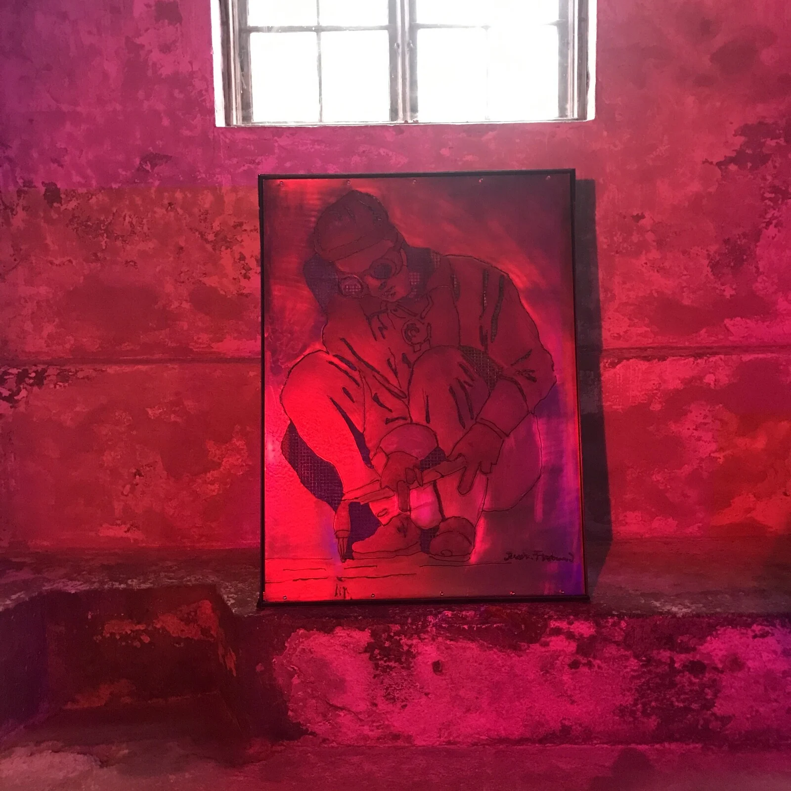 Skulptur Hukande Gas skärare WW2 1940-tal. av Jessica Fleetwood