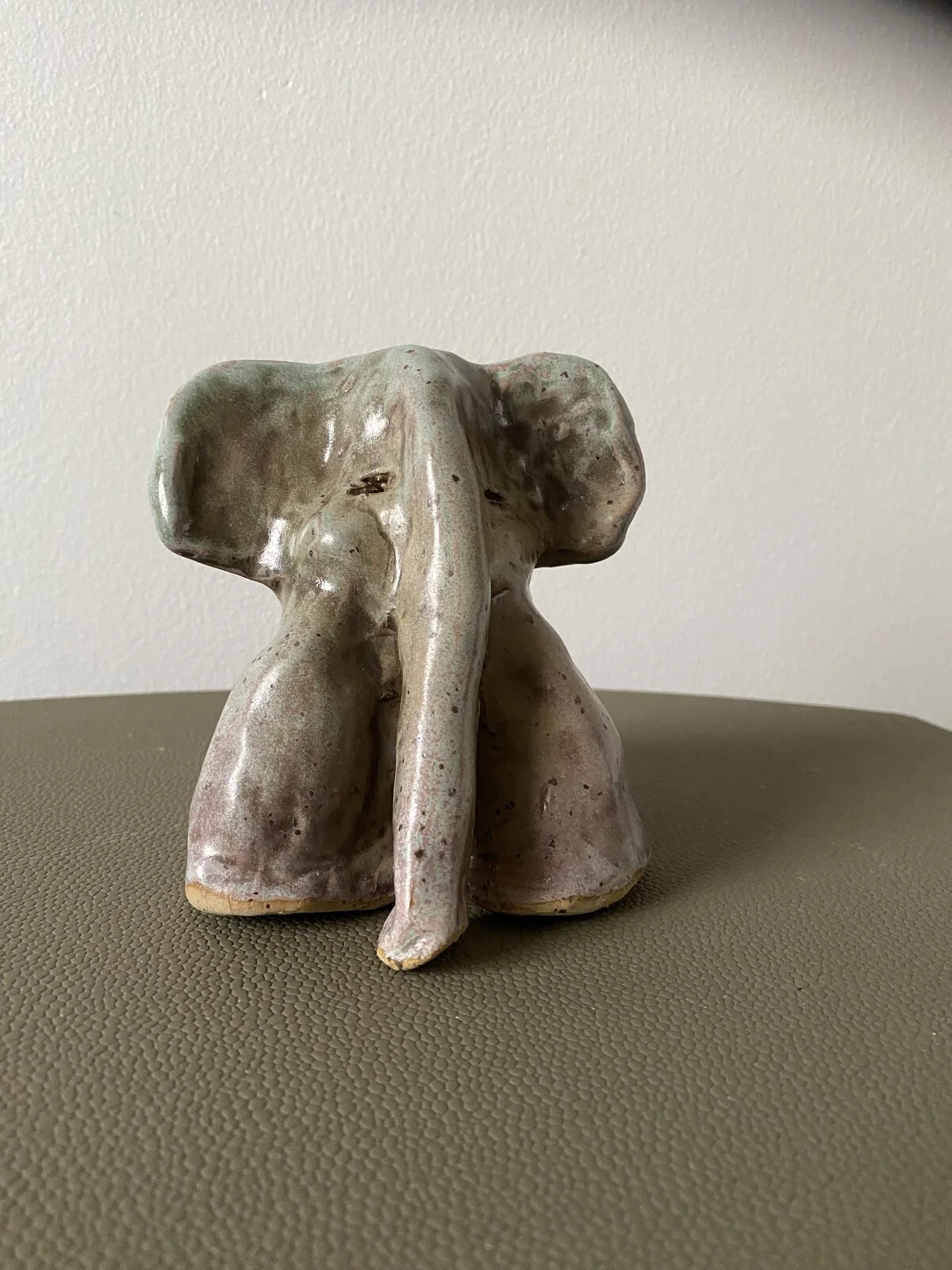 Skulptur Ledsen elefant av Lisbeth van Ginhoven