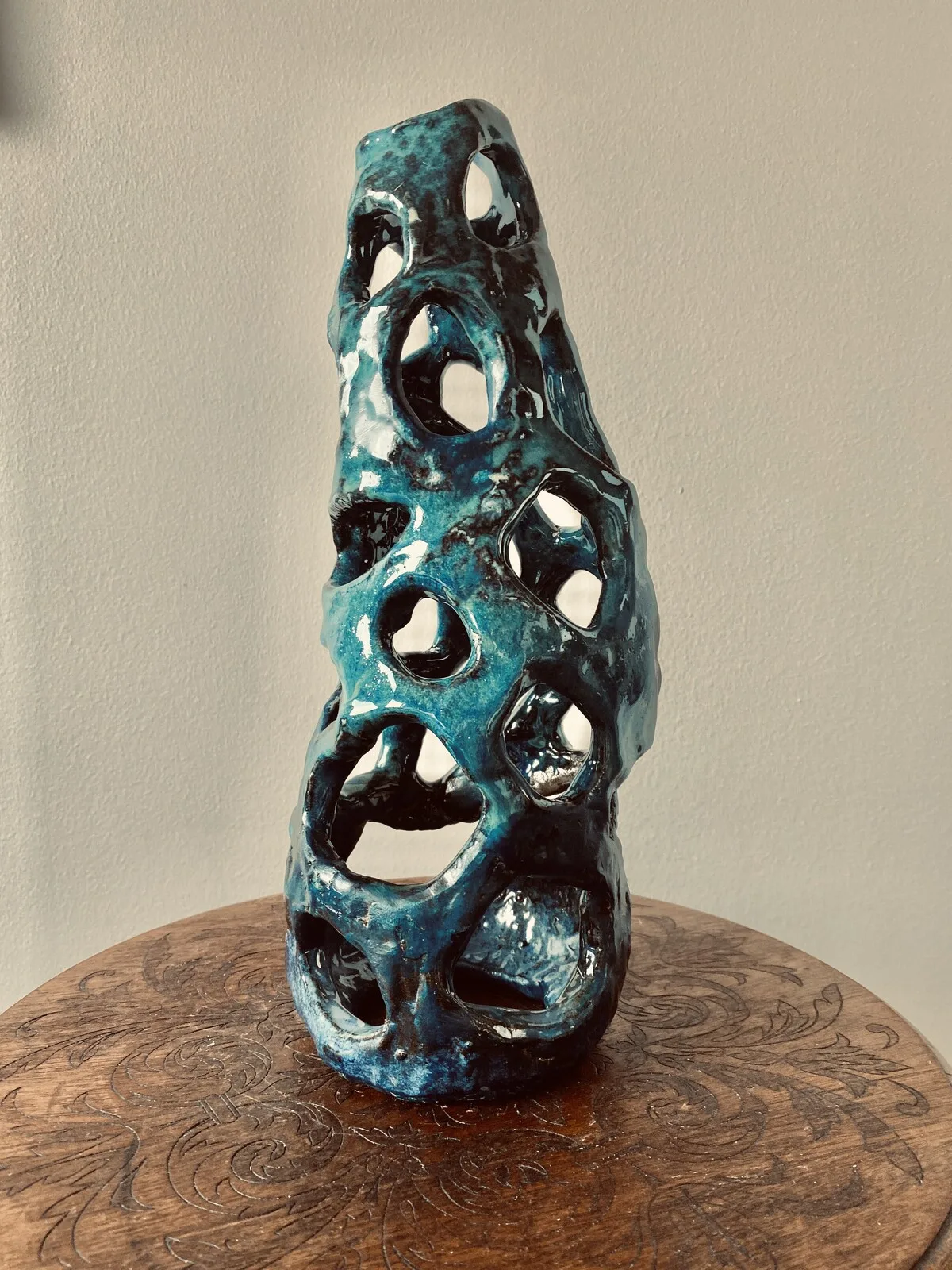 Skulptur Havsblå hålighet av Lisbeth van Ginhoven