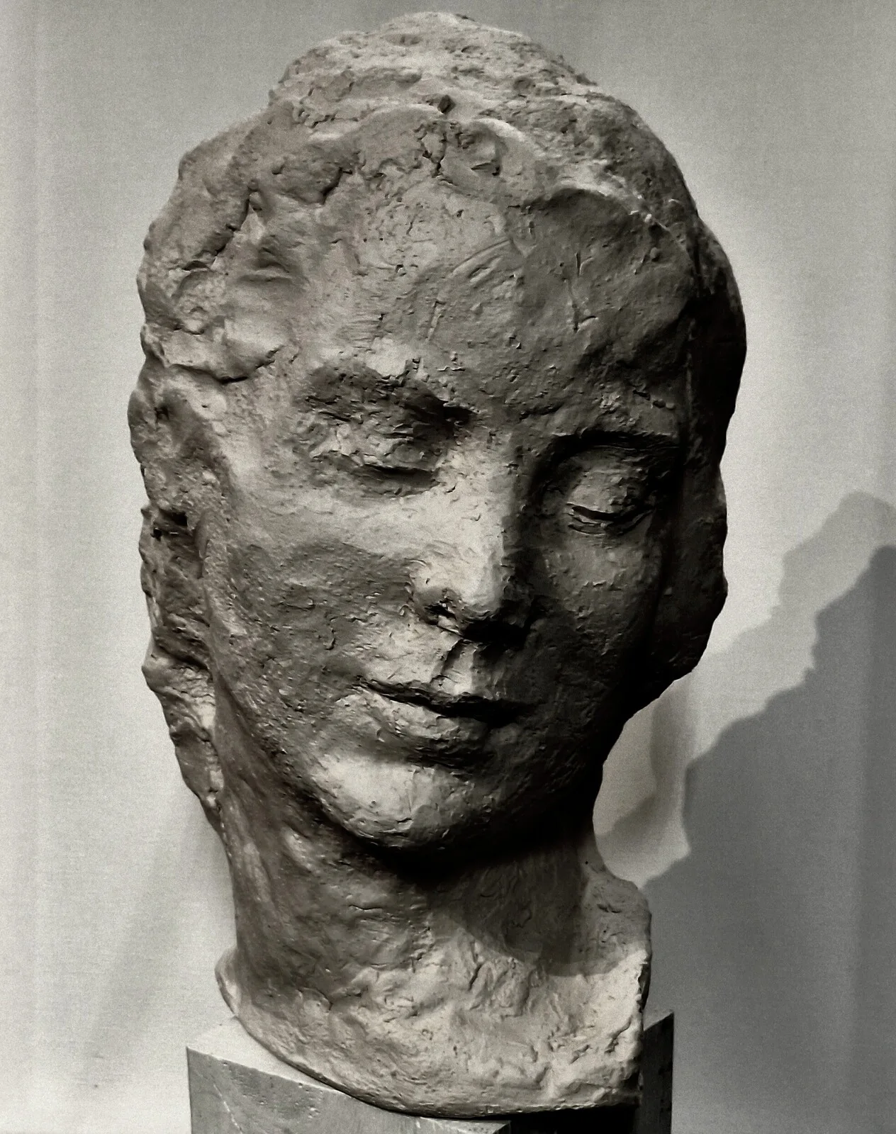 Skulptur Titel " Pauline " Skulptur i stengodslera av Josefin Johansson Skulptur