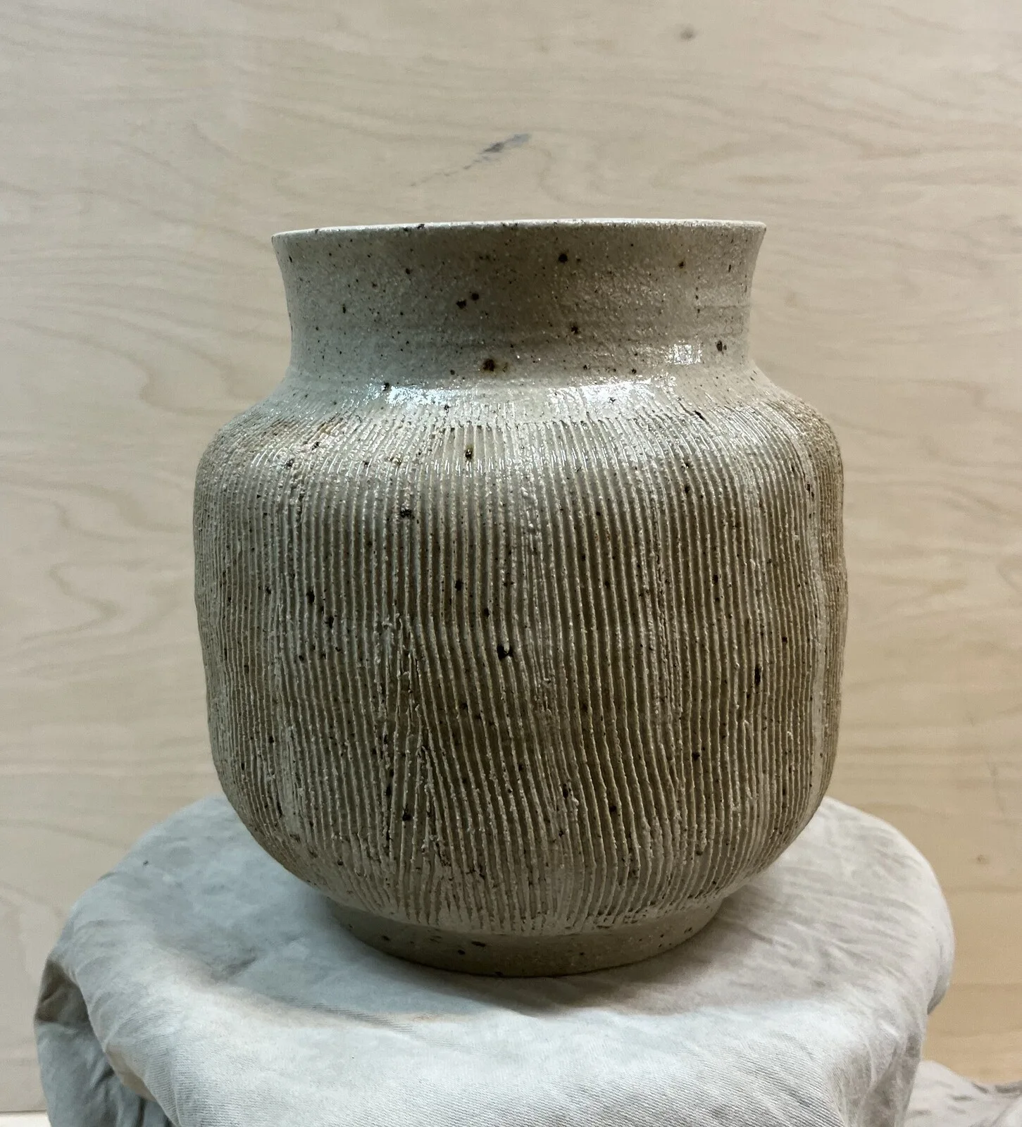 Skulptur Stengods vas lava sten av Beti Velkoska DDBC Keramik