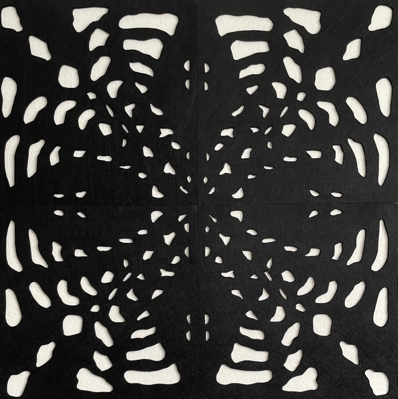 Spets, svart / offwhite av Carola Wiklund