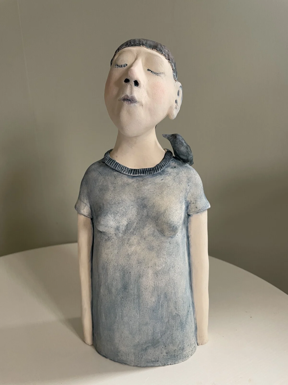 Skulptur En liten fågel viskar i mitt öra av Jenny Söderlund