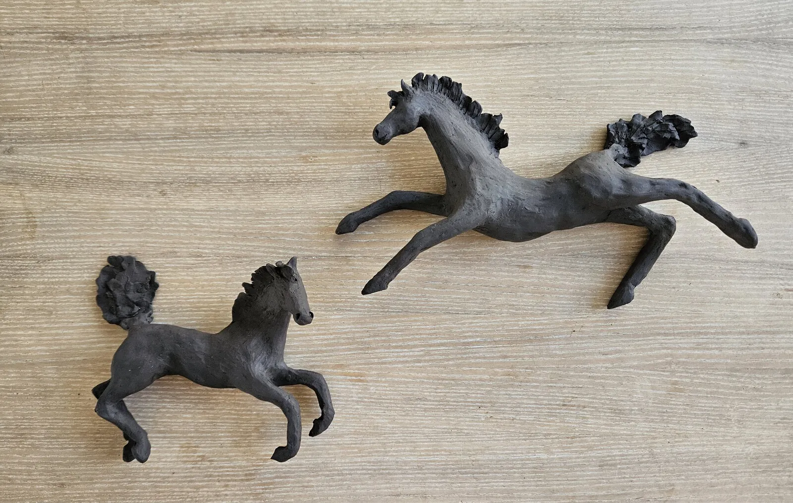 Skulptur Hästar i keramik av Åsa Ryegård