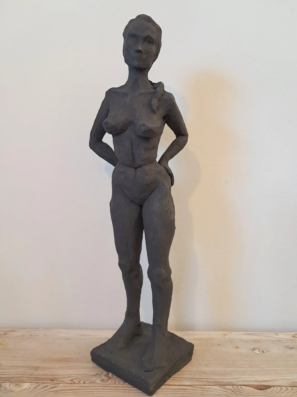 Skulptur Chica erguida av Lina Larsson