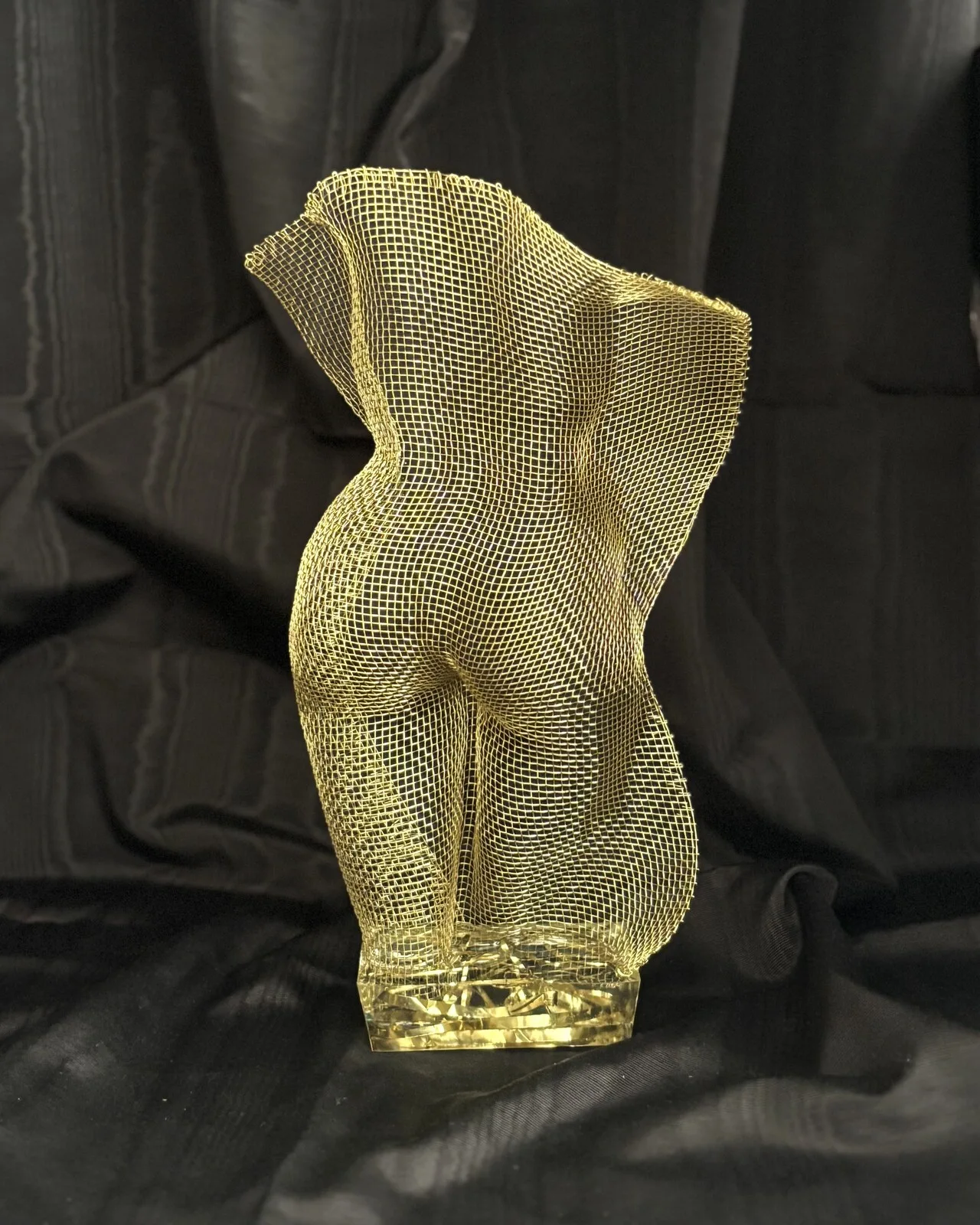 Skulptur The golden line. av Lena Nilson