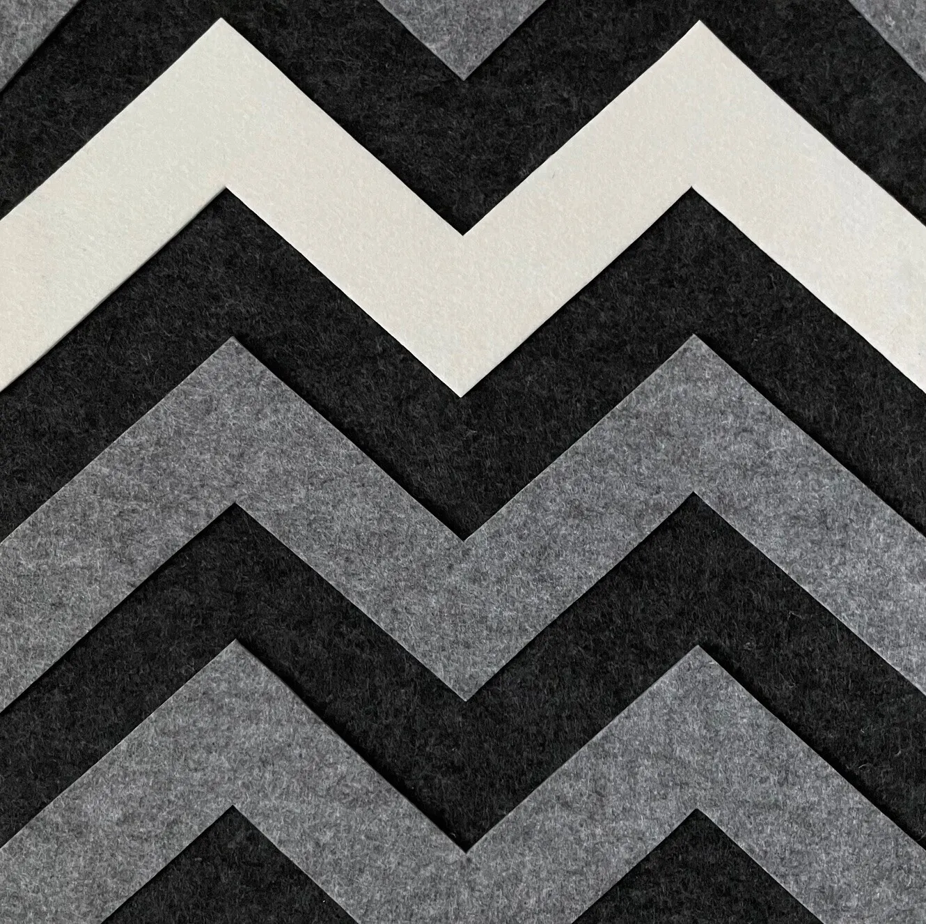 Vågor, svart / grå / antracit av Carola Wiklund