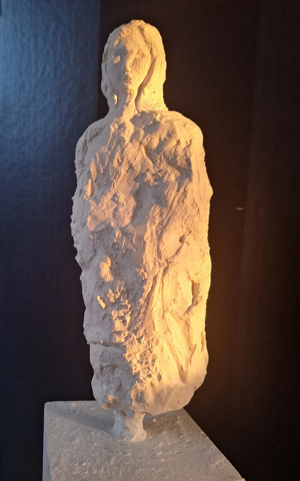 Skulptur Skulptur / gips - inomhus belyst av solen mot mörkare bakgrund. av Josefin Johansson Skulptur