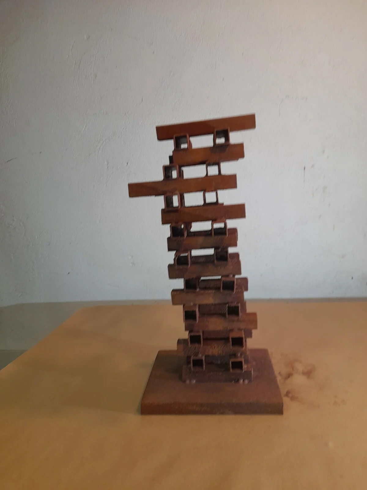 Skulptur Construction av Håkan Lissmark