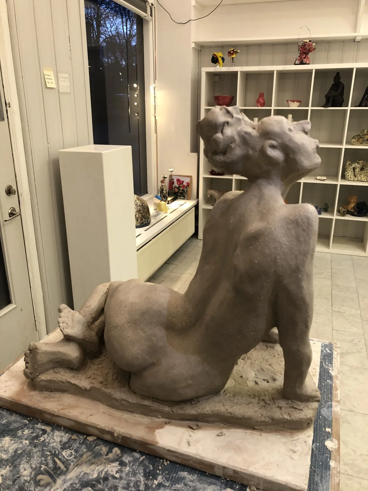 Skulptur Sittande modell av Filippa Eneroth