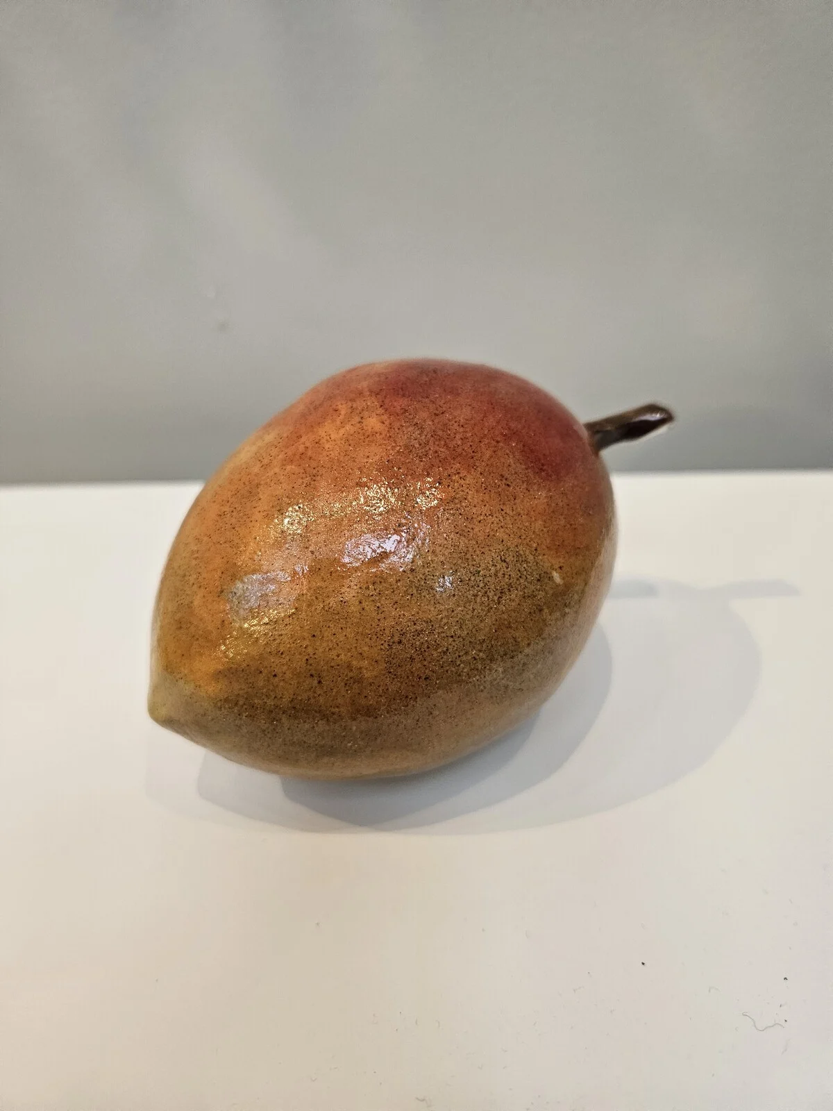 Skulptur Mango av Lergaraget Susanna Sjödin