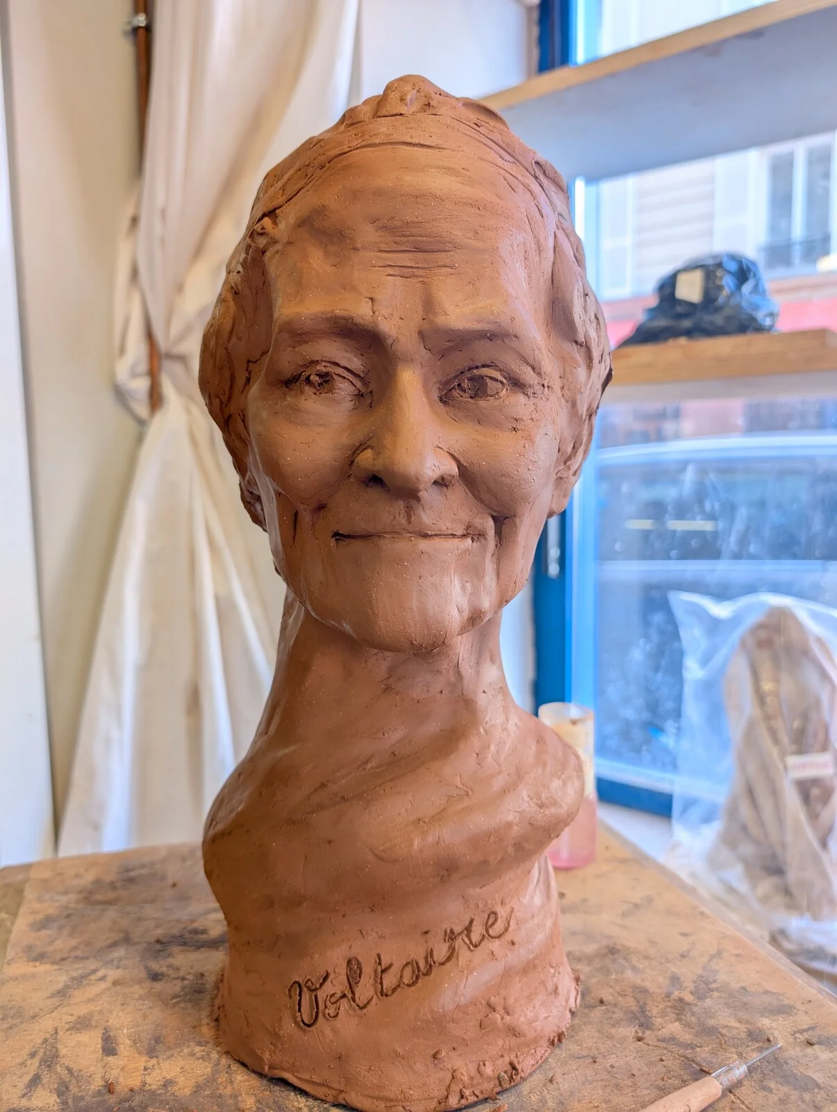 Skulptur Voltaire av Moon Billard