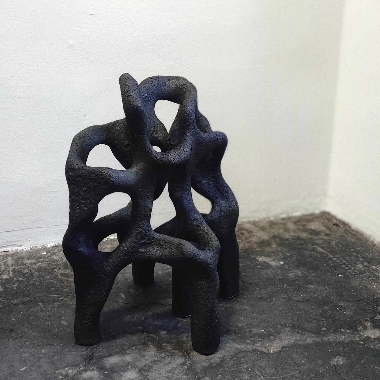 Skulptur Svart trassel av Hedvig Wissting