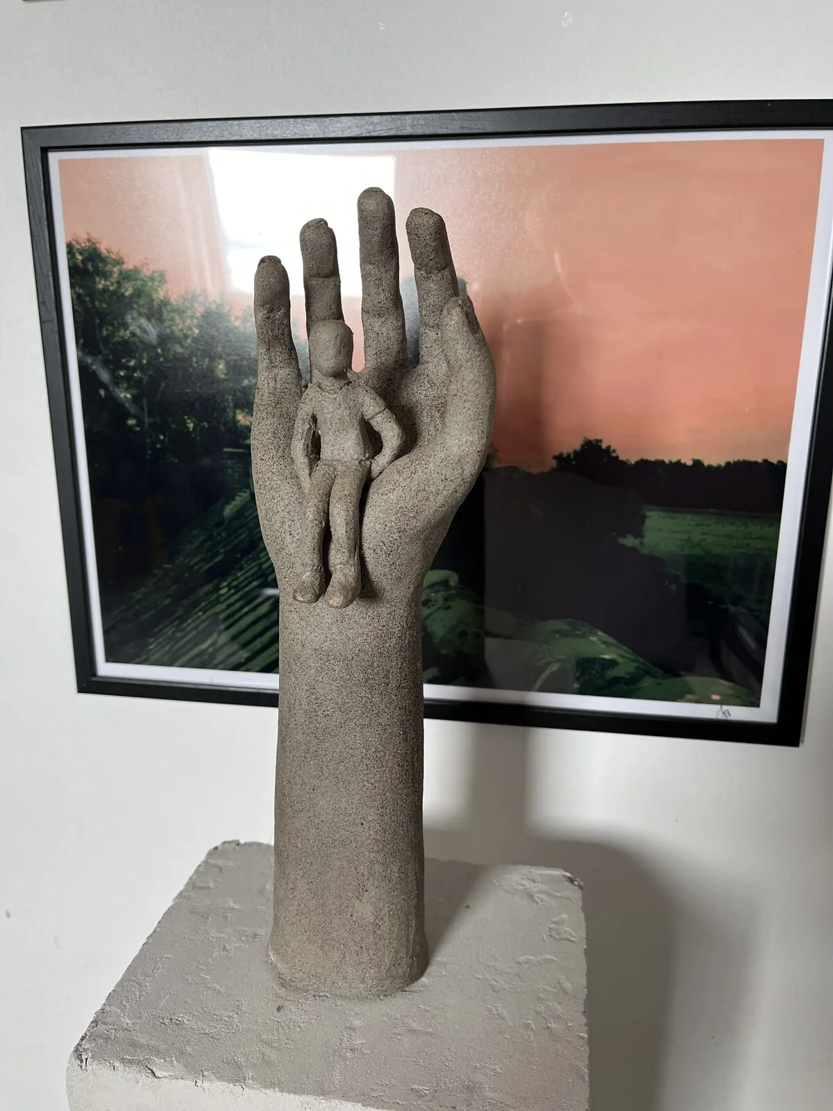 Skulptur Bara i hans händer av Jakob Brogård