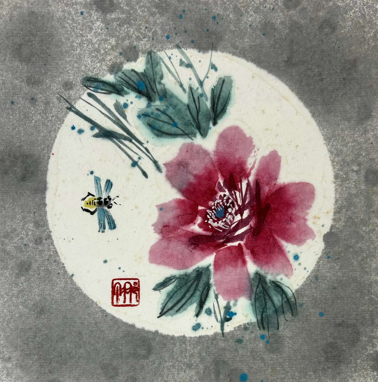 Bi och pioner. av Nadezda Beletskaya