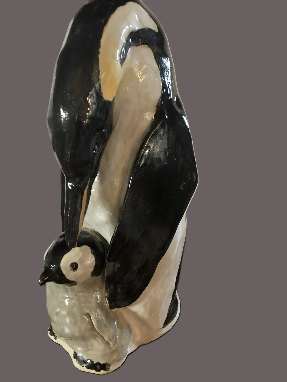 Skulptur Pingvin med unge av Susanne Kovacs