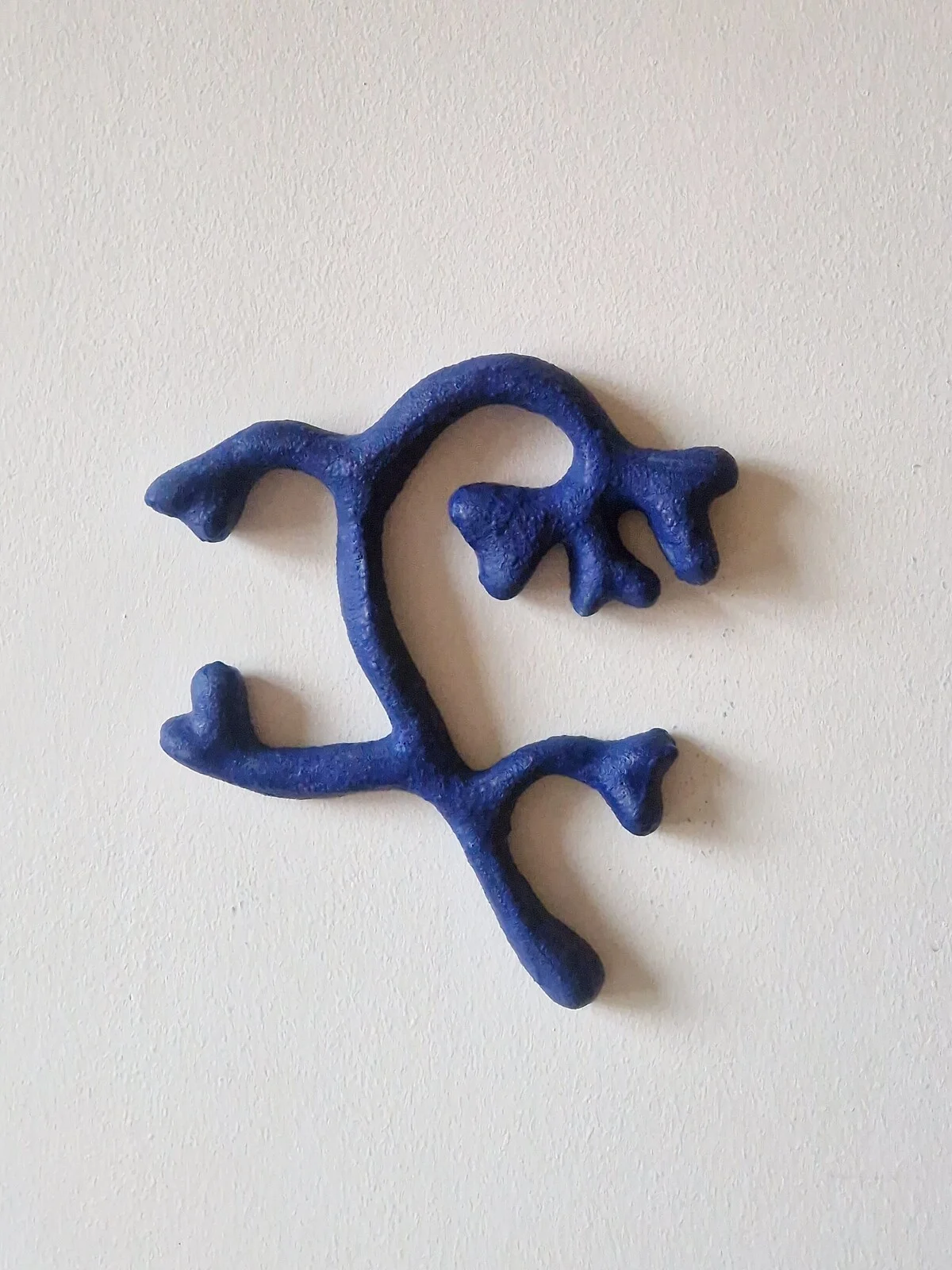 Skulptur Blå gren II av Hedvig Wissting