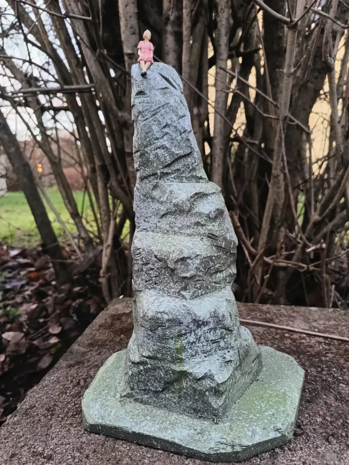 Skulptur På toppen humör av Linus Hjälmeby