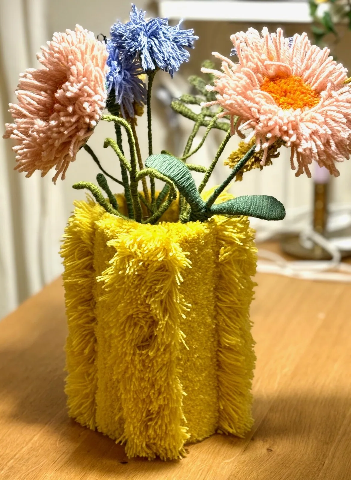 Tuftad vas med bukett nr. 4 av Katarina Rönndahl