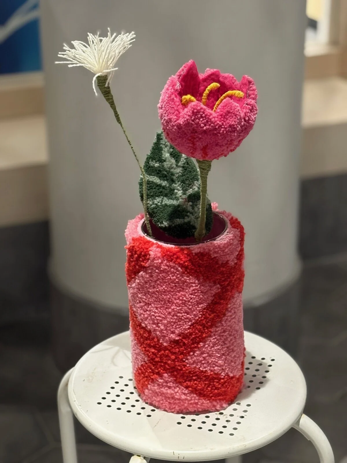 Tuftad vas med blommor av Katarina Rönndahl