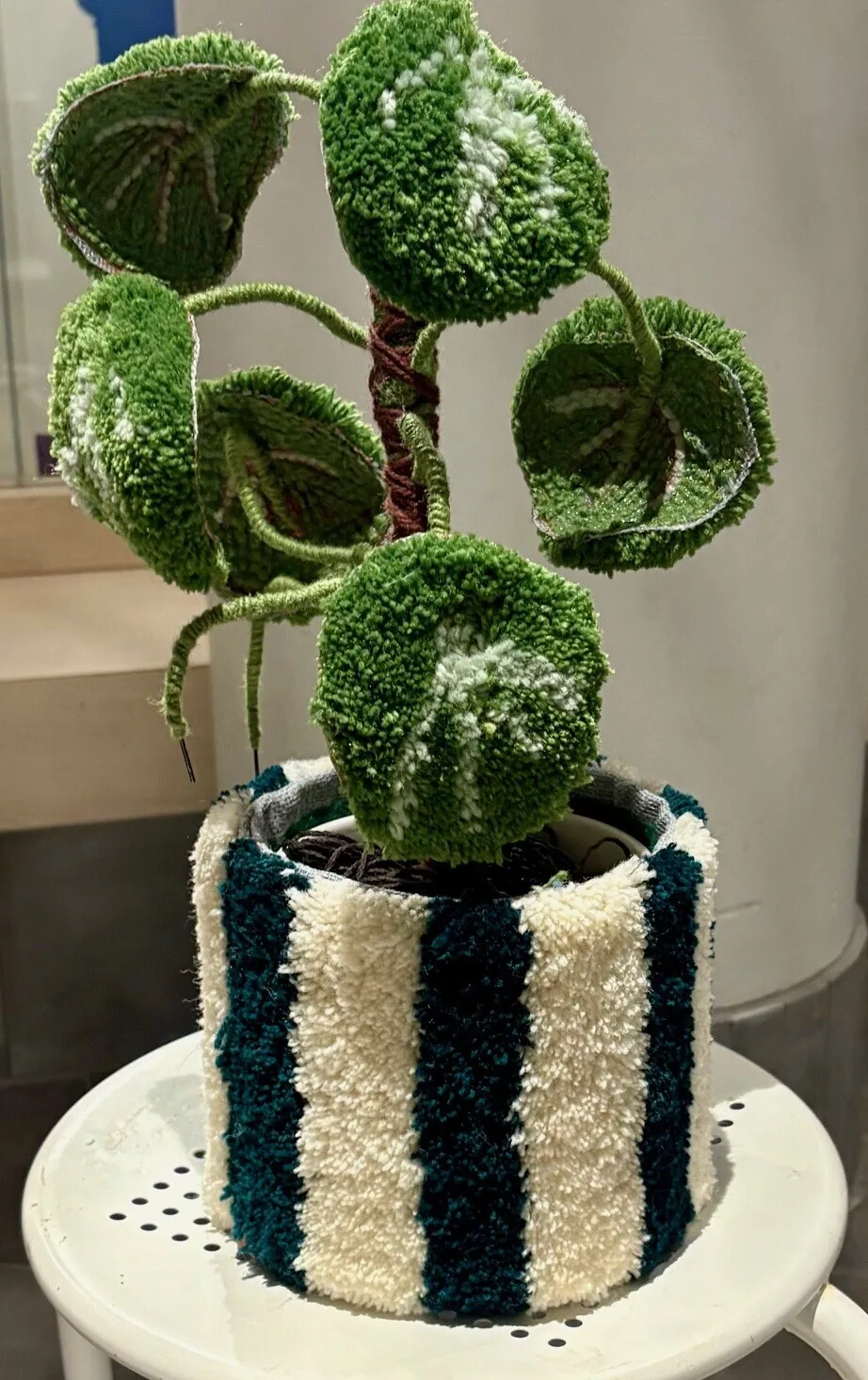 Tuftad kruka med växt nr. 2 av Katarina Rönndahl