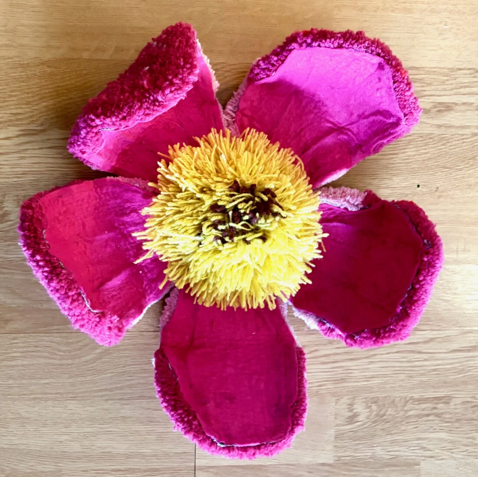 Stor tuftad blomma nr. 2 av Katarina Rönndahl