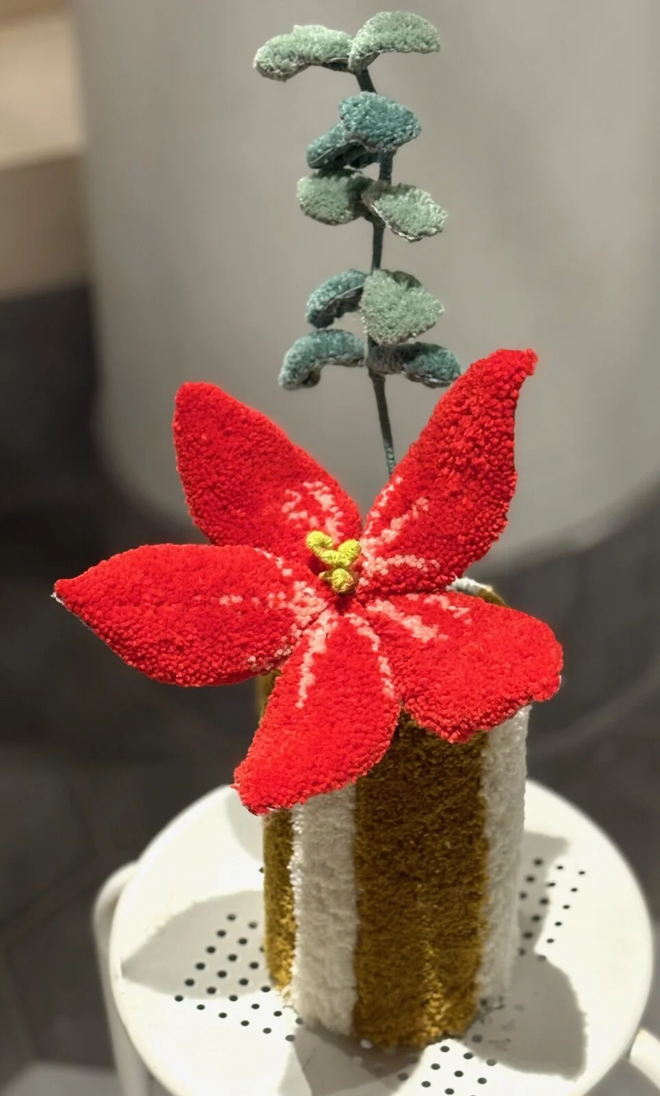 Tuftad vas med blommor nr. 7 av Katarina Rönndahl