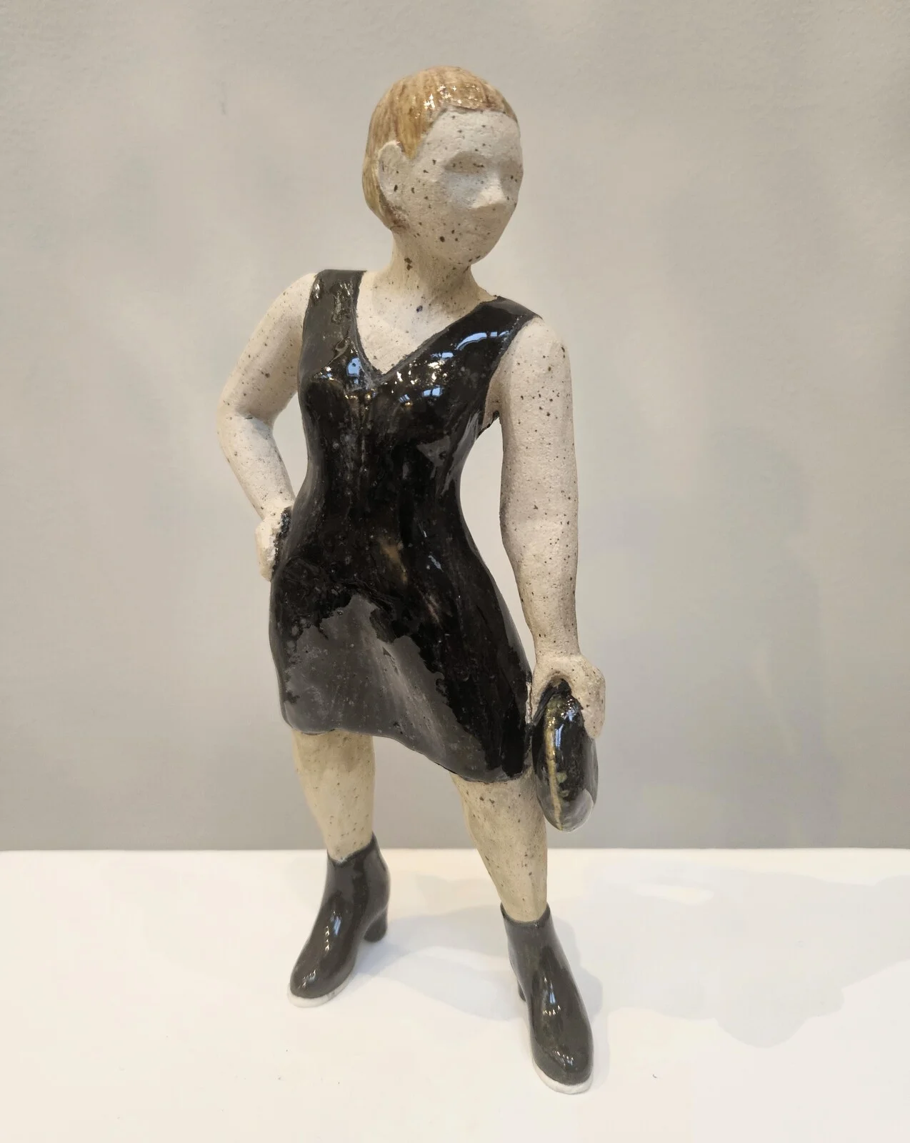 Skulptur Lilla svarta av Lergaraget Susanna Sjödin