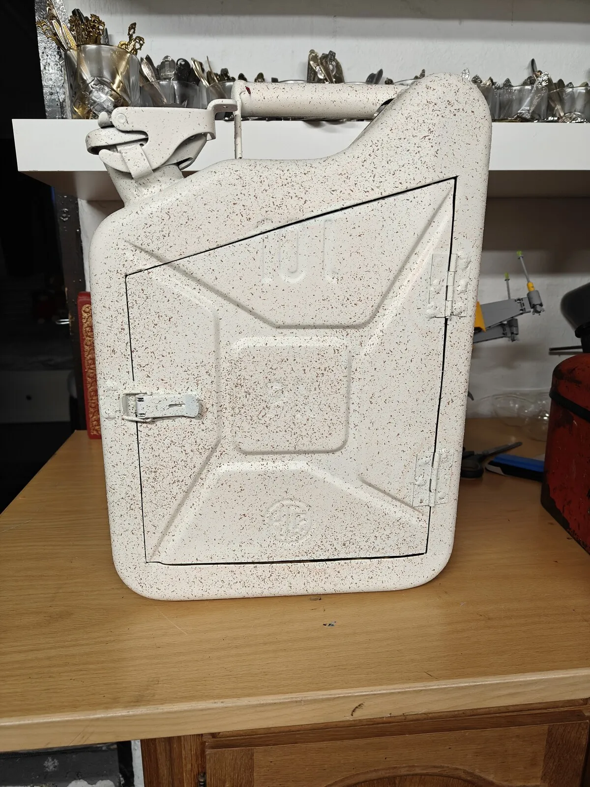 Barskåp av bensindunk av Daniel Albinsson