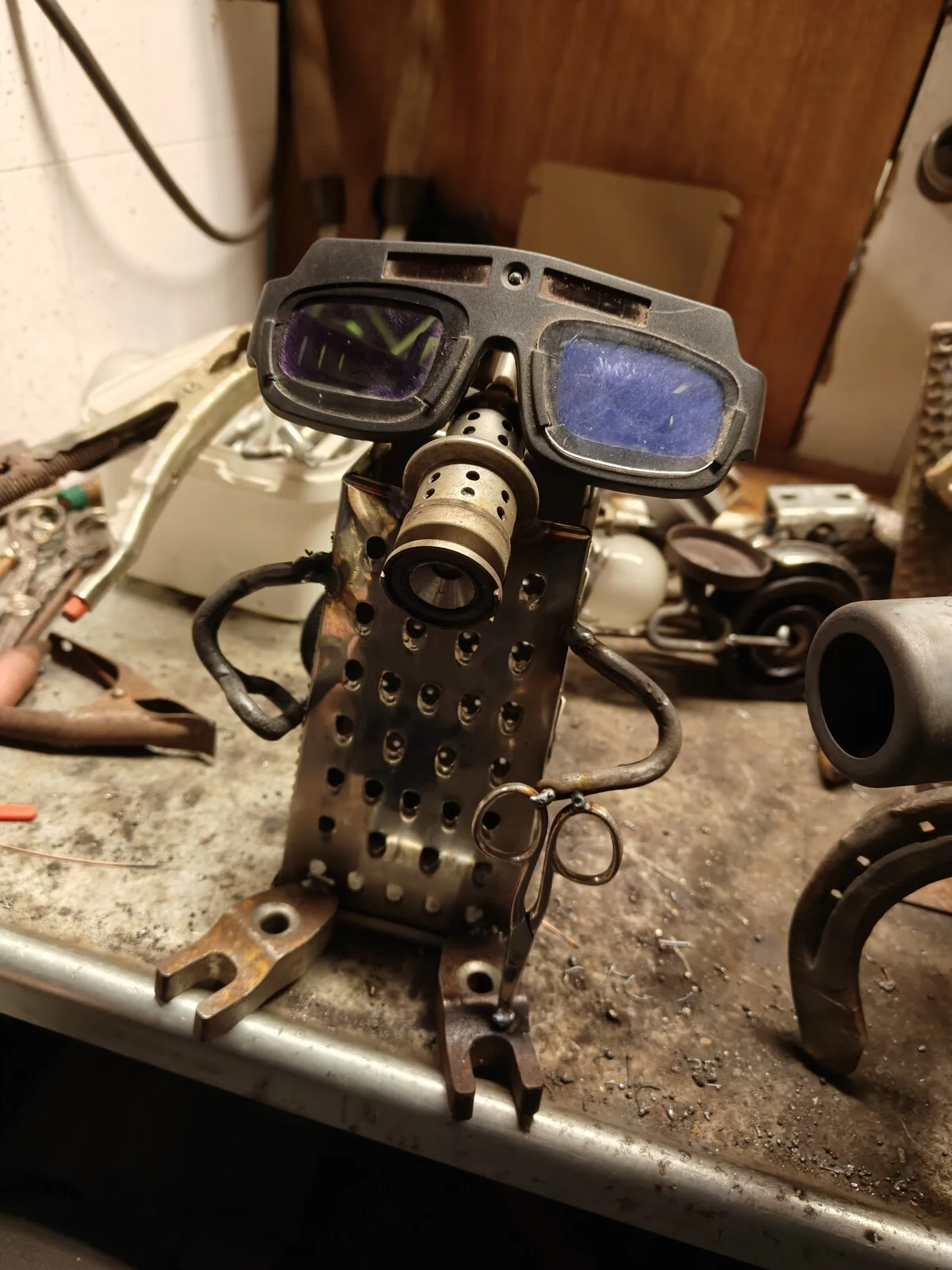 Gubbe av bla rivjärn av Daniel Albinsson