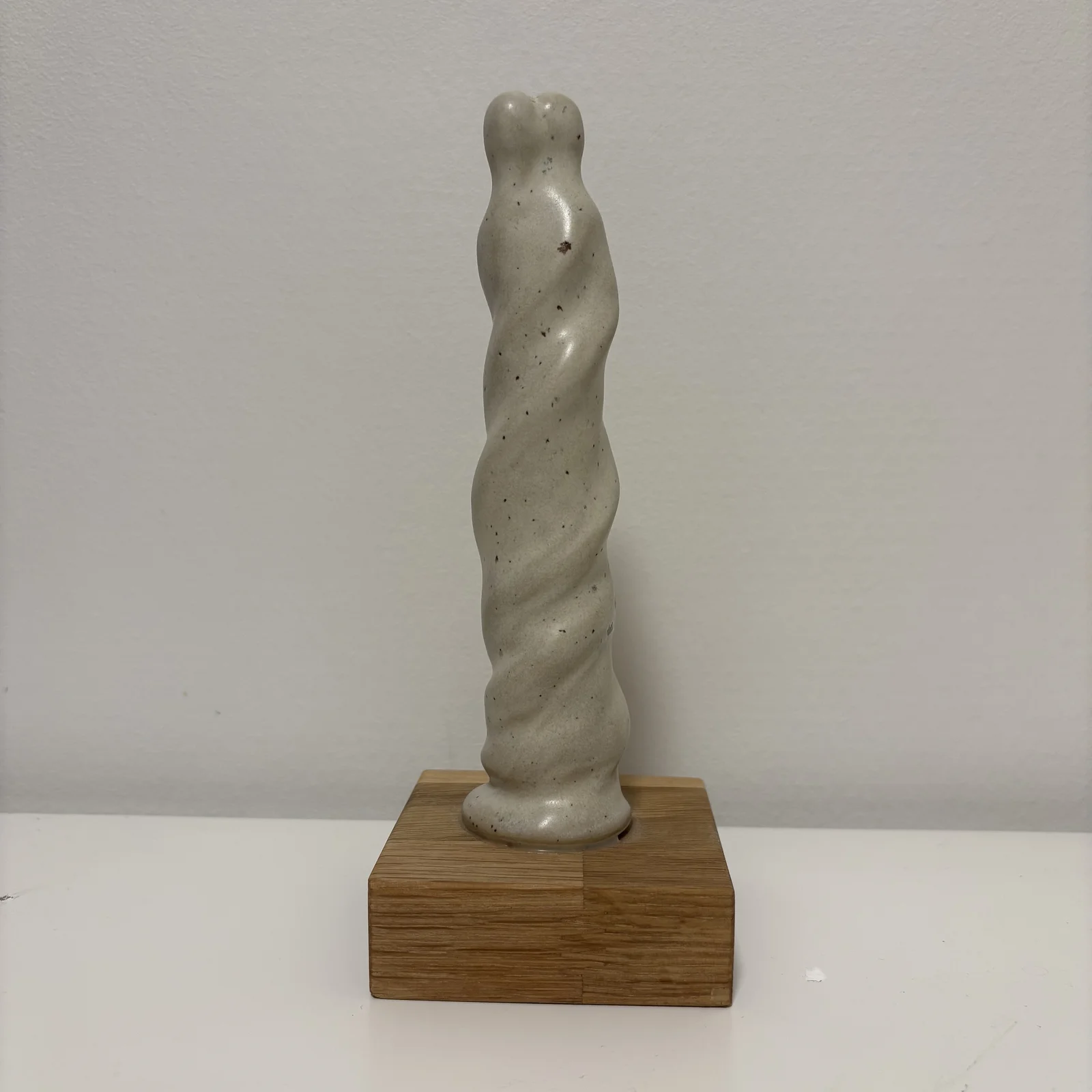 Skulptur Tagled together av Julia Linder