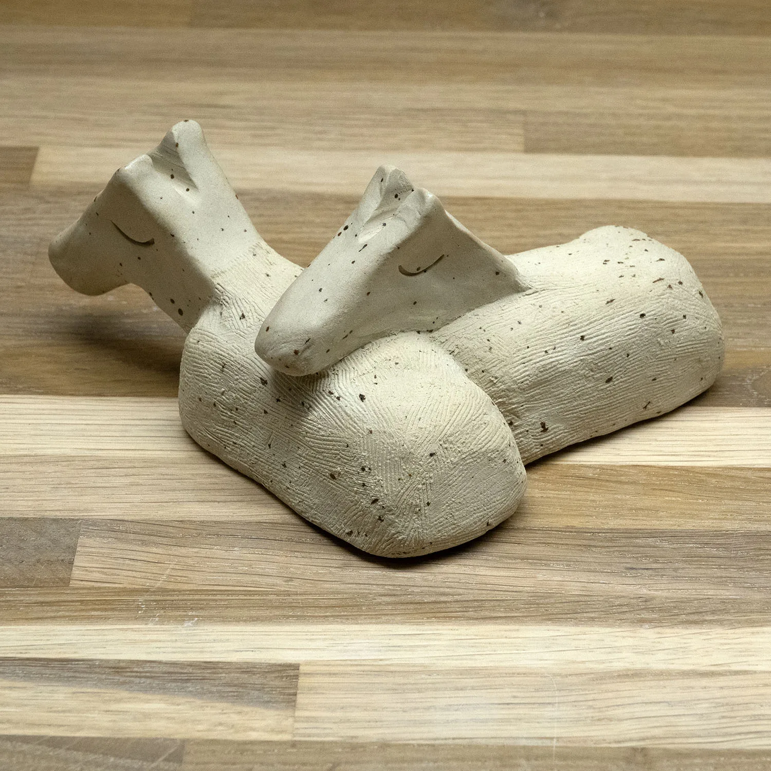 Skulptur Vilodjur (nummer 6) "Vi vilar tillsammans du och jag". av Daniel Holking