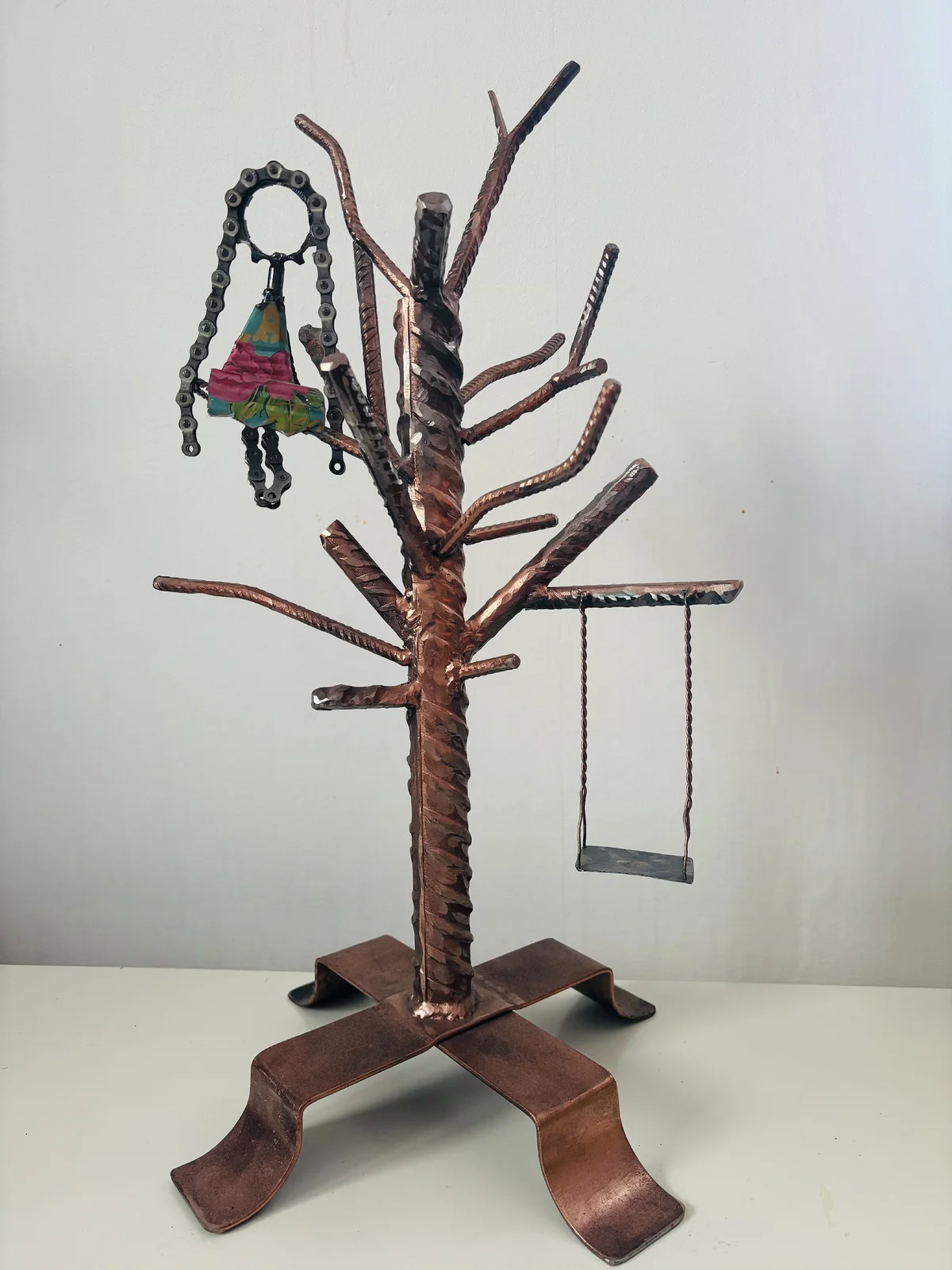 Flicka i träd av Angelica Bacirtzis