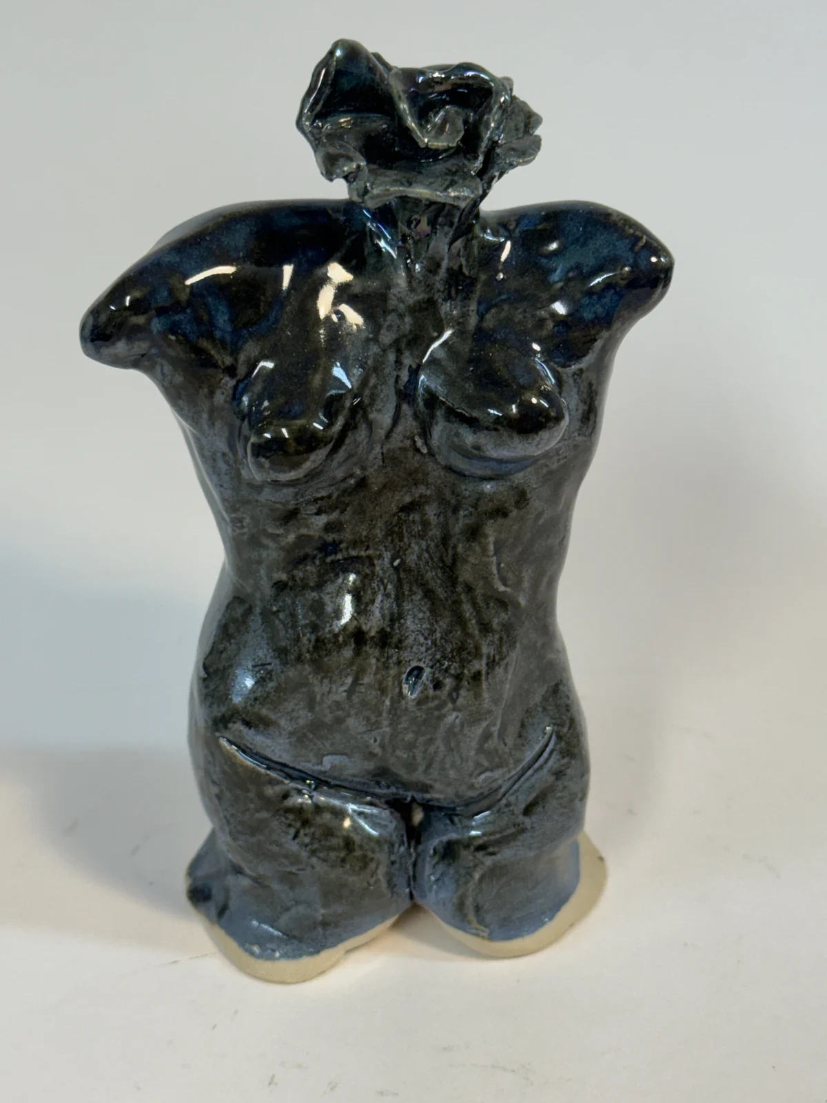 Skulptur Torso med ros av Carina Mäkinen