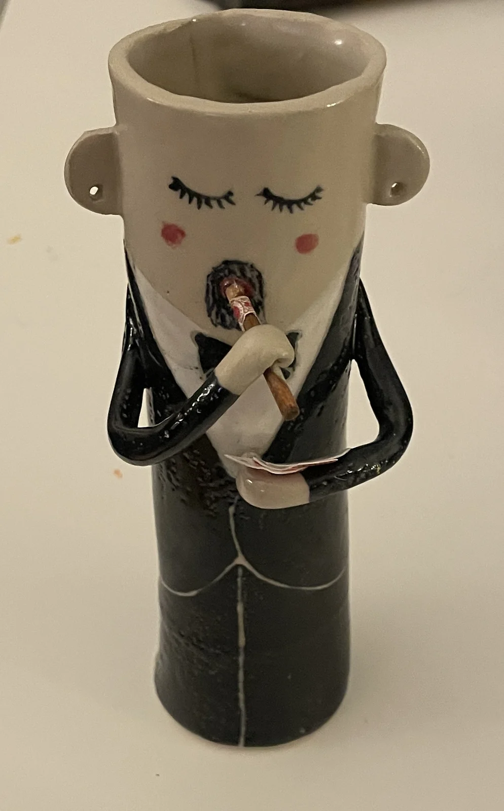 Skulptur Cigarrökande pokerspelare (vas) av Maria Cidrér