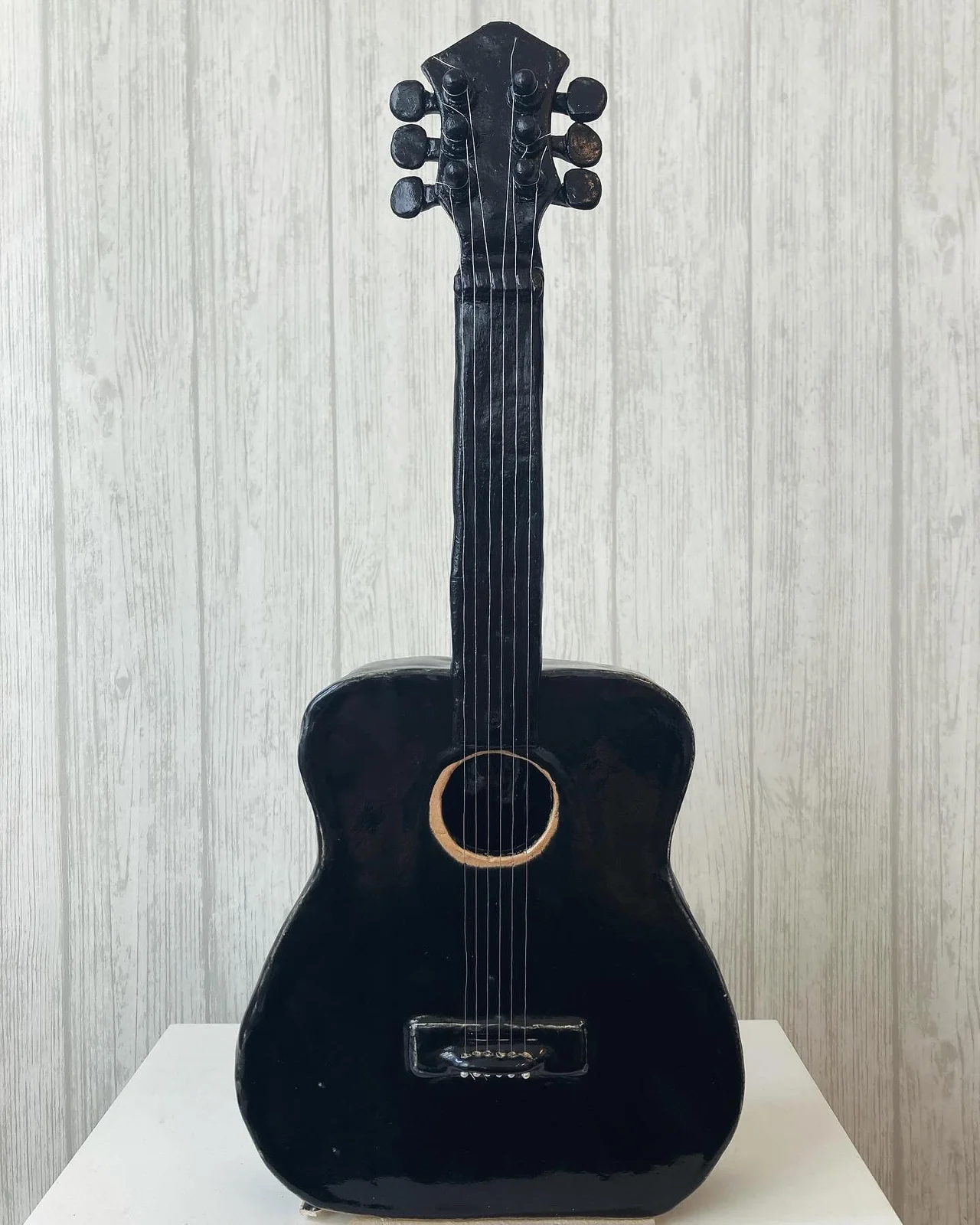 Skulptur Gitarr av Anna Nilsson