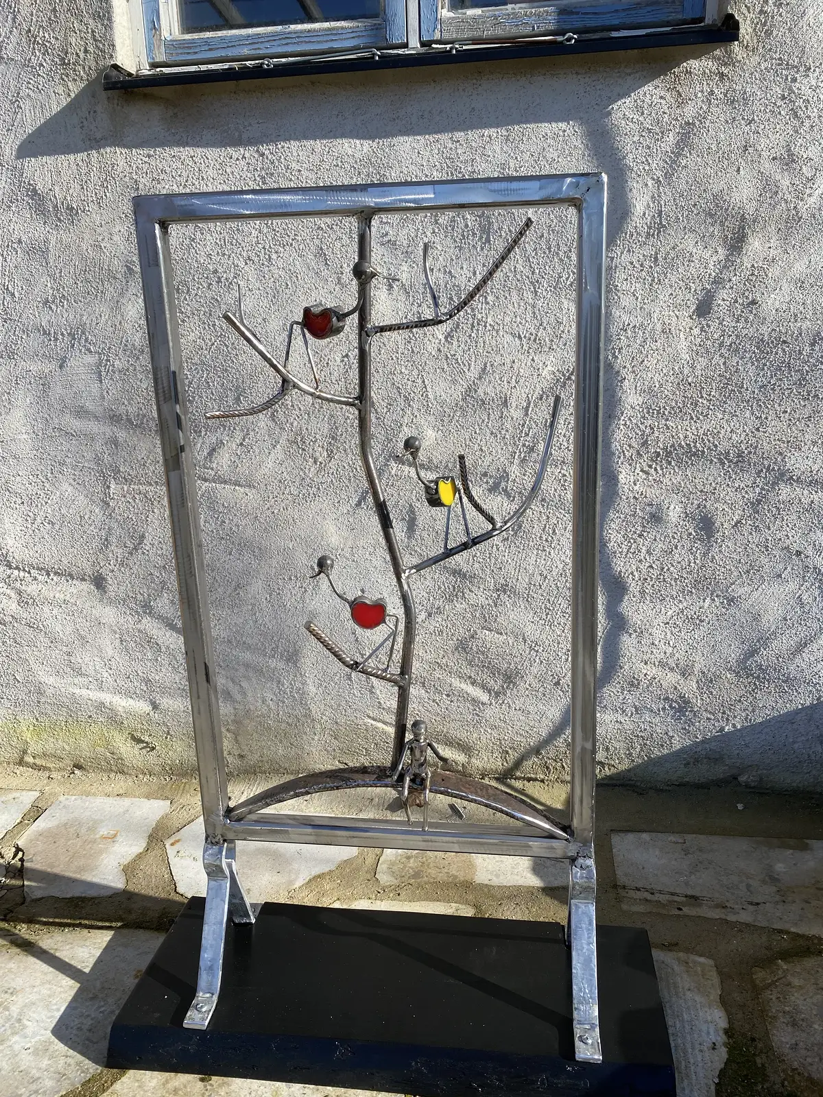 Skulptur Fåglar i träd med en betraktare av Stefan Skimutis