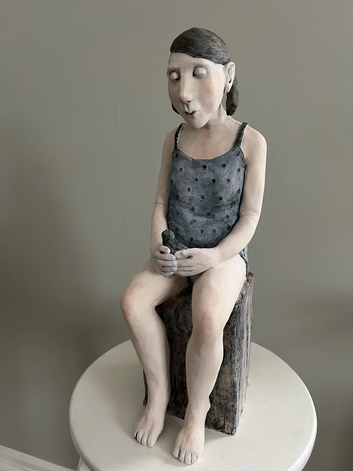 Skulptur Flickan och kråkan av Jenny Söderlund