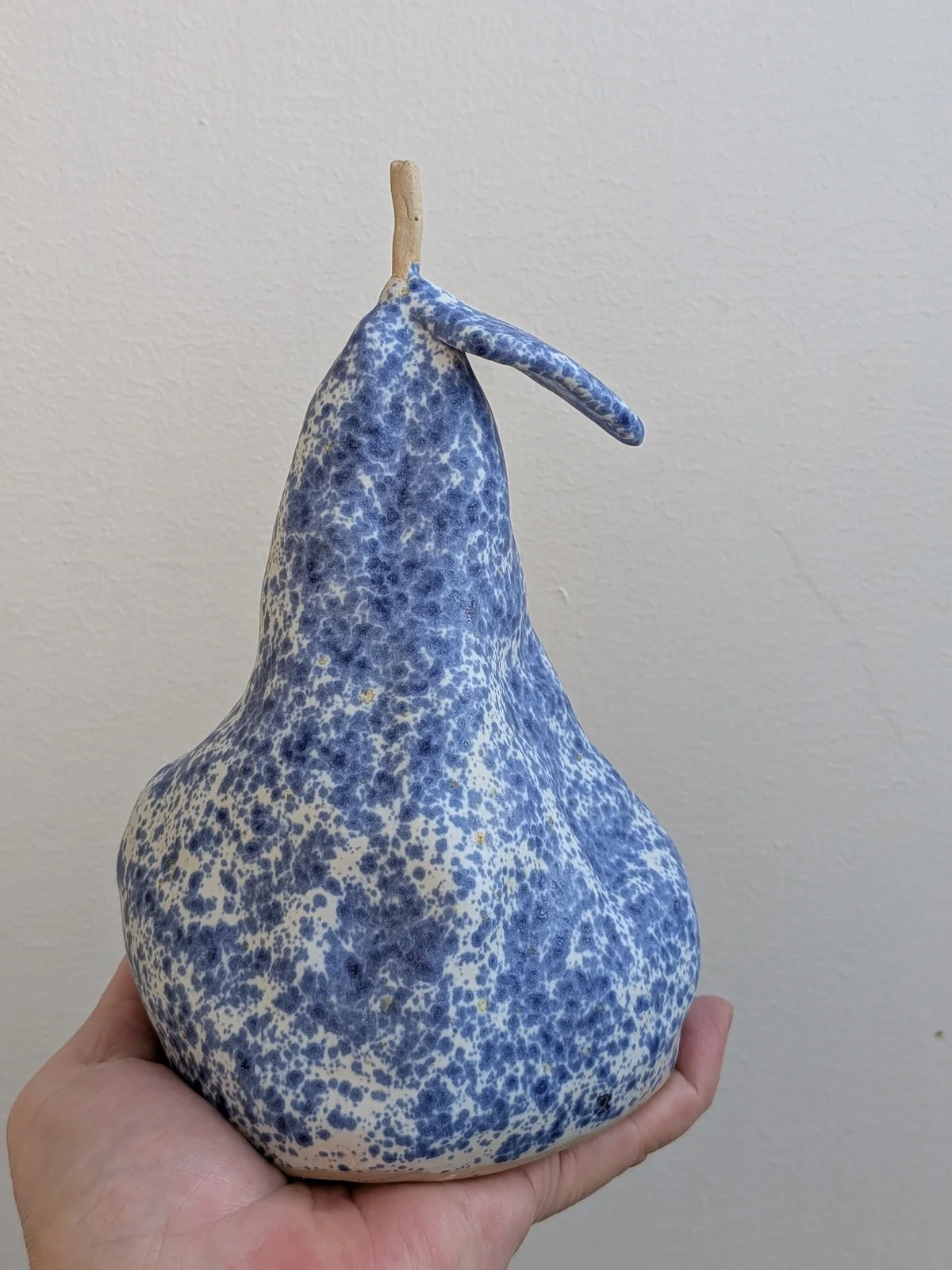 Skulptur Blåprickigt päron av Jeanette Svensson